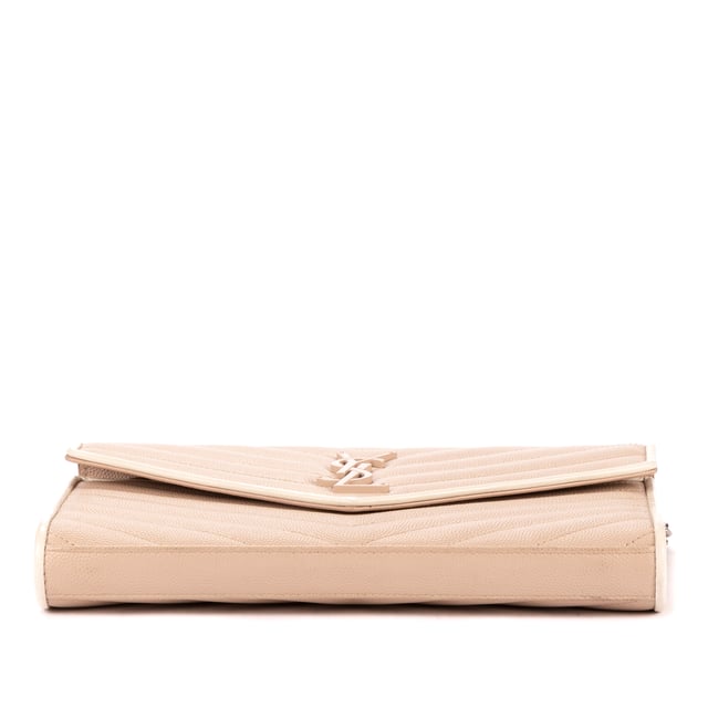 Yves Saint Laurent Bolsas Cassandre Enveloppe Chain Wallet  Bolso bandolera en Topo/Blanco Piel de becerro y Plata hardware. El producto está en en Perfectas Condiciones (AA).
  Dimensiones: 22x14x4 cm 
  Accesorios incluidos: None
    
  BrandCo Paris encuentra artículos raros y en las mejores condiciones a precios increíbles. ¡Vale la pena tener paciencia! Compra con confianza: todos los artículos de BrandCo Paris son seleccionados y autenticados cuidadosamente por nuestro equipo de expertos.
  Todos los artículos vienen con un certificado de autenticidad y un embalaje entregado por BrandCo Paris.
  Tabla de clasificación de la condición del artículo
  N (como nuevo)
  AA (perfecto estado)
  A (excelente estado)
  AB (muy buen estado)
  B (bueno/regular)