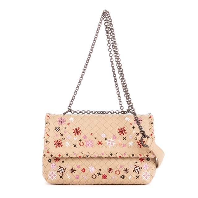 Bottega Veneta Bolsas Snowflakes Flowers Embroidered Chain Flap Crossbody  Bolso bandolera en Beige Piel de becerro y Latón envejecido hardware. El producto está en en Perfectas Condiciones (AA).
  Dimensiones: 23x15x8 cm 
  Accesorios incluidos: None
    
  BrandCo Paris encuentra artículos raros y en las mejores condiciones a precios increíbles. ¡Vale la pena tener paciencia! Compra con confianza: todos los artículos de BrandCo Paris son seleccionados y autenticados cuidadosamente por nuestro equipo de expertos.
  Todos los artículos vienen con un certificado de autenticidad y un embalaje entregado por BrandCo Paris.
  Tabla de clasificación de la condición del artículo
  N (como nuevo)
  AA (perfecto estado)
  A (excelente estado)
  AB (muy buen estado)
  B (bueno/regular)