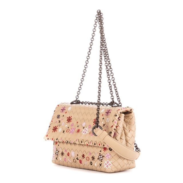 Bottega Veneta Bolsas Snowflakes Flowers Embroidered Chain Flap Crossbody  Bolso bandolera en Beige Piel de becerro y Latón envejecido hardware. El producto está en en Perfectas Condiciones (AA).
  Dimensiones: 23x15x8 cm 
  Accesorios incluidos: None
    
  BrandCo Paris encuentra artículos raros y en las mejores condiciones a precios increíbles. ¡Vale la pena tener paciencia! Compra con confianza: todos los artículos de BrandCo Paris son seleccionados y autenticados cuidadosamente por nuestro equipo de expertos.
  Todos los artículos vienen con un certificado de autenticidad y un embalaje entregado por BrandCo Paris.
  Tabla de clasificación de la condición del artículo
  N (como nuevo)
  AA (perfecto estado)
  A (excelente estado)
  AB (muy buen estado)
  B (bueno/regular)