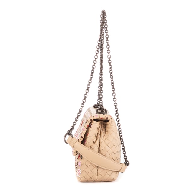 Bottega Veneta Bolsas Snowflakes Flowers Embroidered Chain Flap Crossbody  Bolso bandolera en Beige Piel de becerro y Latón envejecido hardware. El producto está en en Perfectas Condiciones (AA).
  Dimensiones: 23x15x8 cm 
  Accesorios incluidos: None
    
  BrandCo Paris encuentra artículos raros y en las mejores condiciones a precios increíbles. ¡Vale la pena tener paciencia! Compra con confianza: todos los artículos de BrandCo Paris son seleccionados y autenticados cuidadosamente por nuestro equipo de expertos.
  Todos los artículos vienen con un certificado de autenticidad y un embalaje entregado por BrandCo Paris.
  Tabla de clasificación de la condición del artículo
  N (como nuevo)
  AA (perfecto estado)
  A (excelente estado)
  AB (muy buen estado)
  B (bueno/regular)