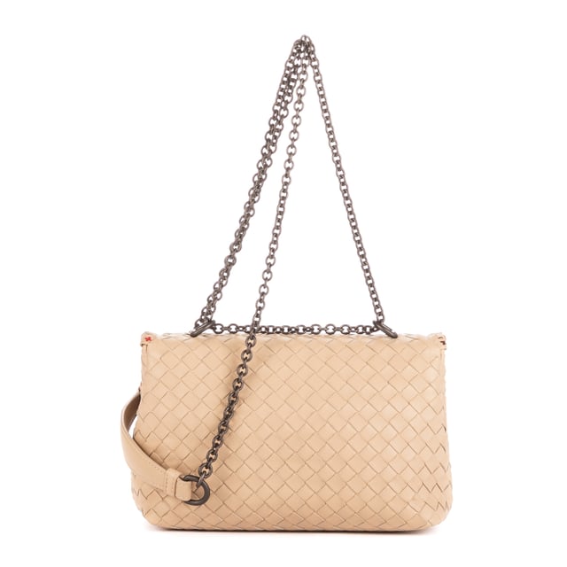 Bottega Veneta Bolsas Snowflakes Flowers Embroidered Chain Flap Crossbody  Bolso bandolera en Beige Piel de becerro y Latón envejecido hardware. El producto está en en Perfectas Condiciones (AA).
  Dimensiones: 23x15x8 cm 
  Accesorios incluidos: None
    
  BrandCo Paris encuentra artículos raros y en las mejores condiciones a precios increíbles. ¡Vale la pena tener paciencia! Compra con confianza: todos los artículos de BrandCo Paris son seleccionados y autenticados cuidadosamente por nuestro equipo de expertos.
  Todos los artículos vienen con un certificado de autenticidad y un embalaje entregado por BrandCo Paris.
  Tabla de clasificación de la condición del artículo
  N (como nuevo)
  AA (perfecto estado)
  A (excelente estado)
  AB (muy buen estado)
  B (bueno/regular)