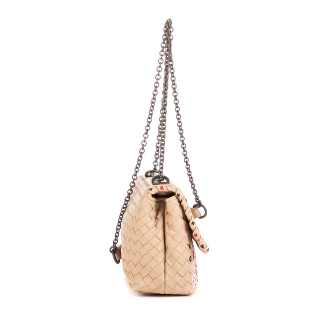 Bottega Veneta Bolsas Snowflakes Flowers Embroidered Chain Flap Crossbody  Bolso bandolera en Beige Piel de becerro y Latón envejecido hardware. El producto está en en Perfectas Condiciones (AA).
  Dimensiones: 23x15x8 cm 
  Accesorios incluidos: None
    
  BrandCo Paris encuentra artículos raros y en las mejores condiciones a precios increíbles. ¡Vale la pena tener paciencia! Compra con confianza: todos los artículos de BrandCo Paris son seleccionados y autenticados cuidadosamente por nuestro equipo de expertos.
  Todos los artículos vienen con un certificado de autenticidad y un embalaje entregado por BrandCo Paris.
  Tabla de clasificación de la condición del artículo
  N (como nuevo)
  AA (perfecto estado)
  A (excelente estado)
  AB (muy buen estado)
  B (bueno/regular)
