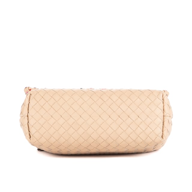 Bottega Veneta Bolsas Snowflakes Flowers Embroidered Chain Flap Crossbody  Bolso bandolera en Beige Piel de becerro y Latón envejecido hardware. El producto está en en Perfectas Condiciones (AA).
  Dimensiones: 23x15x8 cm 
  Accesorios incluidos: None
    
  BrandCo Paris encuentra artículos raros y en las mejores condiciones a precios increíbles. ¡Vale la pena tener paciencia! Compra con confianza: todos los artículos de BrandCo Paris son seleccionados y autenticados cuidadosamente por nuestro equipo de expertos.
  Todos los artículos vienen con un certificado de autenticidad y un embalaje entregado por BrandCo Paris.
  Tabla de clasificación de la condición del artículo
  N (como nuevo)
  AA (perfecto estado)
  A (excelente estado)
  AB (muy buen estado)
  B (bueno/regular)