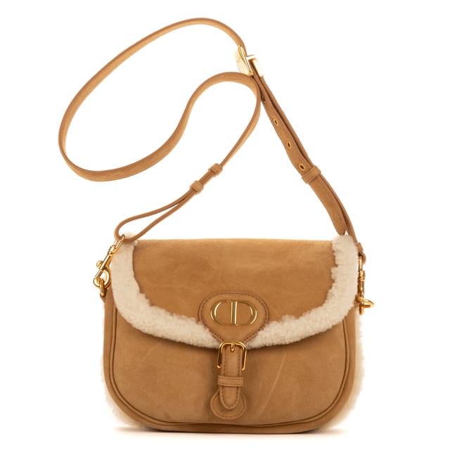 Dior Bolsas Bobby  Bolso bandolera en Camello Lienzo y Oro hardware. El producto está en en Excelentes Condiciones (A).
  Dimensiones: 21x18x7 cm 
  Accesorios incluidos: Dustbag
    
  BrandCo Paris encuentra artículos raros y en las mejores condiciones a precios increíbles. ¡Vale la pena tener paciencia! Compra con confianza: todos los artículos de BrandCo Paris son seleccionados y autenticados cuidadosamente por nuestro equipo de expertos.
  Todos los artículos vienen con un certificado de autenticidad y un embalaje entregado por BrandCo Paris.
  Tabla de clasificación de la condición del artículo
  N (como nuevo)
  AA (perfecto estado)
  A (excelente estado)
  AB (muy buen estado)
  B (bueno/regular)