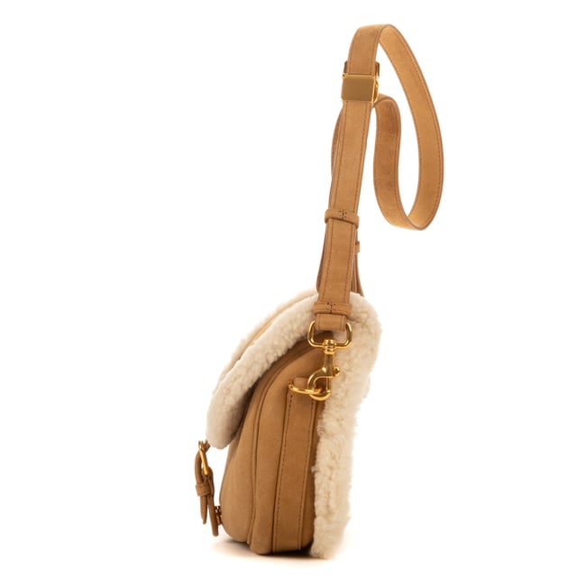 Dior Bolsas Bobby  Bolso bandolera en Camello Lienzo y Oro hardware. El producto está en en Excelentes Condiciones (A).
  Dimensiones: 21x18x7 cm 
  Accesorios incluidos: Dustbag
    
  BrandCo Paris encuentra artículos raros y en las mejores condiciones a precios increíbles. ¡Vale la pena tener paciencia! Compra con confianza: todos los artículos de BrandCo Paris son seleccionados y autenticados cuidadosamente por nuestro equipo de expertos.
  Todos los artículos vienen con un certificado de autenticidad y un embalaje entregado por BrandCo Paris.
  Tabla de clasificación de la condición del artículo
  N (como nuevo)
  AA (perfecto estado)
  A (excelente estado)
  AB (muy buen estado)
  B (bueno/regular)