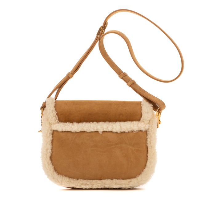 Dior Bolsas Bobby  Bolso bandolera en Camello Lienzo y Oro hardware. El producto está en en Excelentes Condiciones (A).
  Dimensiones: 21x18x7 cm 
  Accesorios incluidos: Dustbag
    
  BrandCo Paris encuentra artículos raros y en las mejores condiciones a precios increíbles. ¡Vale la pena tener paciencia! Compra con confianza: todos los artículos de BrandCo Paris son seleccionados y autenticados cuidadosamente por nuestro equipo de expertos.
  Todos los artículos vienen con un certificado de autenticidad y un embalaje entregado por BrandCo Paris.
  Tabla de clasificación de la condición del artículo
  N (como nuevo)
  AA (perfecto estado)
  A (excelente estado)
  AB (muy buen estado)
  B (bueno/regular)