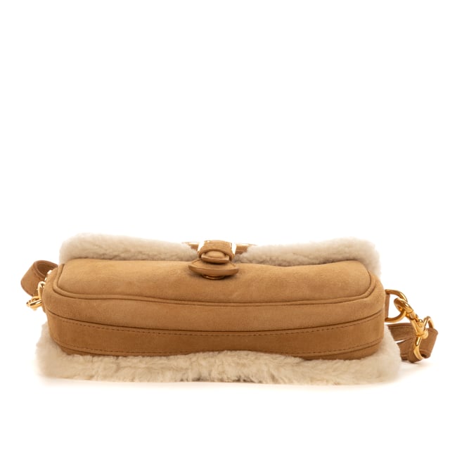 Dior Bolsas Bobby  Bolso bandolera en Camello Lienzo y Oro hardware. El producto está en en Excelentes Condiciones (A).
  Dimensiones: 21x18x7 cm 
  Accesorios incluidos: Dustbag
    
  BrandCo Paris encuentra artículos raros y en las mejores condiciones a precios increíbles. ¡Vale la pena tener paciencia! Compra con confianza: todos los artículos de BrandCo Paris son seleccionados y autenticados cuidadosamente por nuestro equipo de expertos.
  Todos los artículos vienen con un certificado de autenticidad y un embalaje entregado por BrandCo Paris.
  Tabla de clasificación de la condición del artículo
  N (como nuevo)
  AA (perfecto estado)
  A (excelente estado)
  AB (muy buen estado)
  B (bueno/regular)