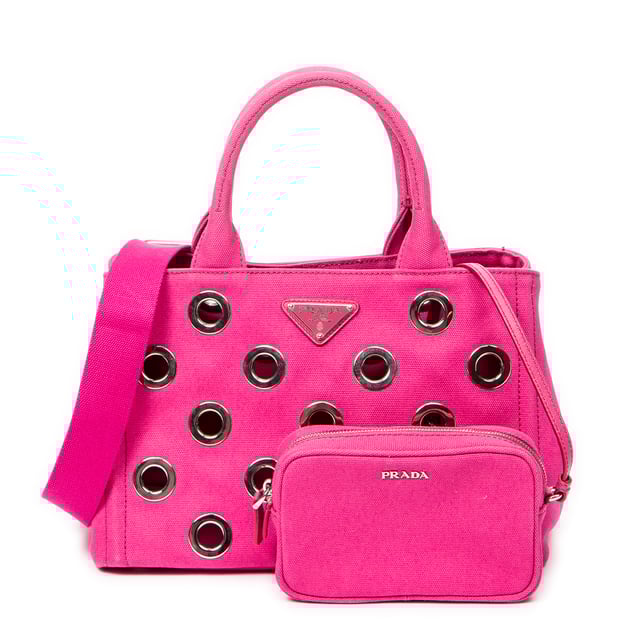 Prada Taschen Small Grommet Canapa Tote  Umhängetasche und Fuchsia Rosa Leinwand und Silber hardware. Das Produkt ist auf In Uitstekende Staat (A).
  Abmessungen: 27.5x19x14 cm 
  Zubehör inklusive: "Pouch, Strap"
  
  BrandCo Paris hat seltene Artikel und die besten Konditionen zu unglaublichen Preisen vorgestellt. ¡Vale la pena tener paciencia! Kaufen Sie mit Vertrauen: Alle Artikel von BrandCo Paris sind von unserem Expertenteam ausgewählt und authentisch.
  Alle Artikel enthalten ein Echtheitszertifikat und wurden von BrandCo Paris übernommen.
  Tabelle zur Klassifizierung des Artikelzustands
  N (wie neu)
  AA (perfekter Zustand)
  A (ausgezeichneter Zustand)
  AB (sehr guter Zustand)
  B (gut/mittelmäßig)