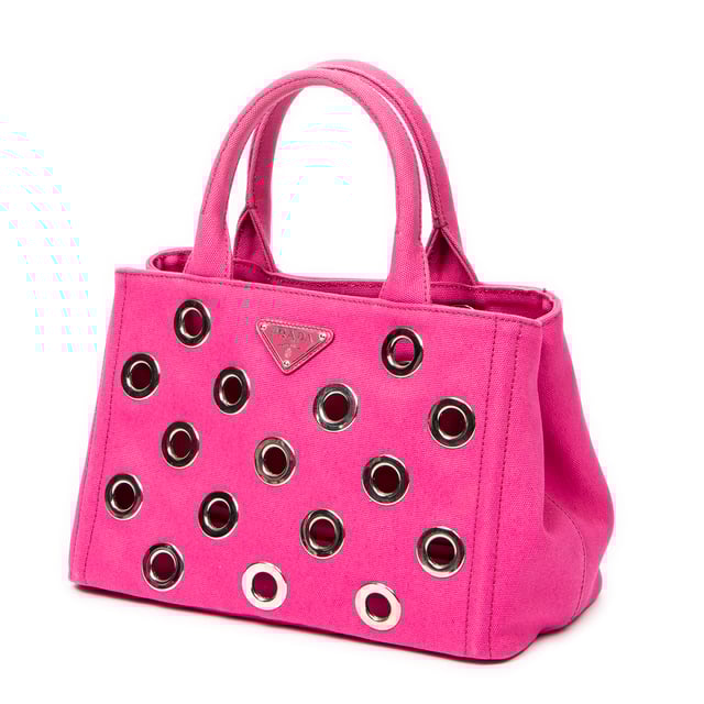 Prada Taschen Small Grommet Canapa Tote  Umhängetasche und Fuchsia Rosa Leinwand und Silber hardware. Das Produkt ist auf In Uitstekende Staat (A).
  Abmessungen: 27.5x19x14 cm 
  Zubehör inklusive: "Pouch, Strap"
  
  BrandCo Paris hat seltene Artikel und die besten Konditionen zu unglaublichen Preisen vorgestellt. ¡Vale la pena tener paciencia! Kaufen Sie mit Vertrauen: Alle Artikel von BrandCo Paris sind von unserem Expertenteam ausgewählt und authentisch.
  Alle Artikel enthalten ein Echtheitszertifikat und wurden von BrandCo Paris übernommen.
  Tabelle zur Klassifizierung des Artikelzustands
  N (wie neu)
  AA (perfekter Zustand)
  A (ausgezeichneter Zustand)
  AB (sehr guter Zustand)
  B (gut/mittelmäßig)