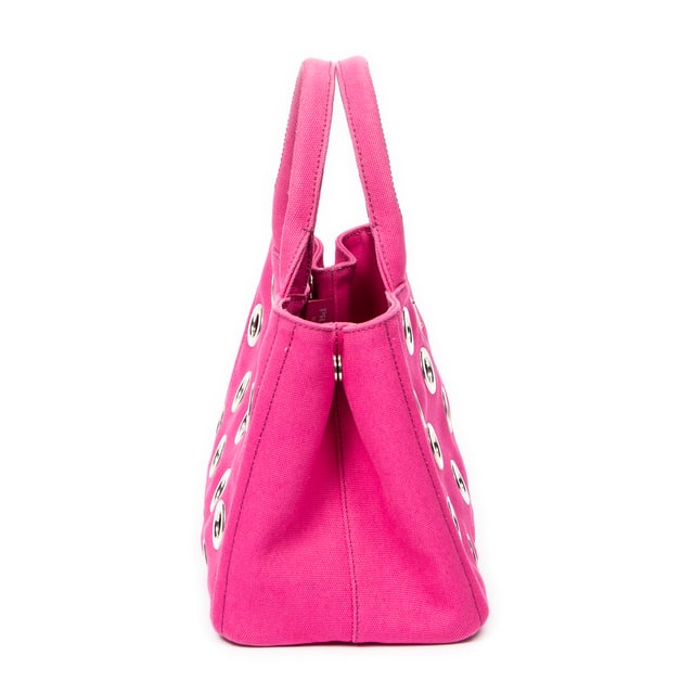 Prada Taschen Small Grommet Canapa Tote  Umhängetasche und Fuchsia Rosa Leinwand und Silber hardware. Das Produkt ist auf In Uitstekende Staat (A).
  Abmessungen: 27.5x19x14 cm 
  Zubehör inklusive: "Pouch, Strap"
  
  BrandCo Paris hat seltene Artikel und die besten Konditionen zu unglaublichen Preisen vorgestellt. ¡Vale la pena tener paciencia! Kaufen Sie mit Vertrauen: Alle Artikel von BrandCo Paris sind von unserem Expertenteam ausgewählt und authentisch.
  Alle Artikel enthalten ein Echtheitszertifikat und wurden von BrandCo Paris übernommen.
  Tabelle zur Klassifizierung des Artikelzustands
  N (wie neu)
  AA (perfekter Zustand)
  A (ausgezeichneter Zustand)
  AB (sehr guter Zustand)
  B (gut/mittelmäßig)