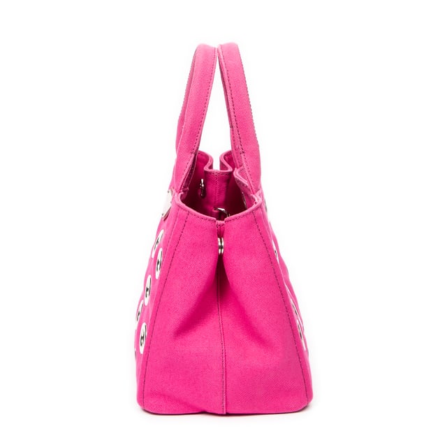 Prada Taschen Small Grommet Canapa Tote  Umhängetasche und Fuchsia Rosa Leinwand und Silber hardware. Das Produkt ist auf In Uitstekende Staat (A).
  Abmessungen: 27.5x19x14 cm 
  Zubehör inklusive: "Pouch, Strap"
  
  BrandCo Paris hat seltene Artikel und die besten Konditionen zu unglaublichen Preisen vorgestellt. ¡Vale la pena tener paciencia! Kaufen Sie mit Vertrauen: Alle Artikel von BrandCo Paris sind von unserem Expertenteam ausgewählt und authentisch.
  Alle Artikel enthalten ein Echtheitszertifikat und wurden von BrandCo Paris übernommen.
  Tabelle zur Klassifizierung des Artikelzustands
  N (wie neu)
  AA (perfekter Zustand)
  A (ausgezeichneter Zustand)
  AB (sehr guter Zustand)
  B (gut/mittelmäßig)