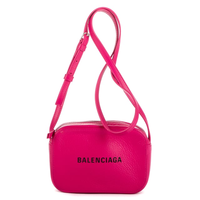 Balenciaga Bolsas Everyday Camera Bag XS Bolso bandolera en Rosa Piel de becerro y Plata hardware. El producto está en en Perfectas Condiciones (AA).
  Dimensiones: 17x12x4 cm 
  Accesorios incluidos: Booklet
    
  BrandCo Paris encuentra artículos raros y en las mejores condiciones a precios increíbles. ¡Vale la pena tener paciencia! Compra con confianza: todos los artículos de BrandCo Paris son seleccionados y autenticados cuidadosamente por nuestro equipo de expertos.
  Todos los artículos vienen con un certificado de autenticidad y un embalaje entregado por BrandCo Paris.
  Tabla de clasificación de la condición del artículo
  N (como nuevo)
  AA (perfecto estado)
  A (excelente estado)
  AB (muy buen estado)
  B (bueno/regular)