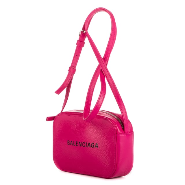 Balenciaga Bolsas Everyday Camera Bag XS Bolso bandolera en Rosa Piel de becerro y Plata hardware. El producto está en en Perfectas Condiciones (AA).
  Dimensiones: 17x12x4 cm 
  Accesorios incluidos: Booklet
    
  BrandCo Paris encuentra artículos raros y en las mejores condiciones a precios increíbles. ¡Vale la pena tener paciencia! Compra con confianza: todos los artículos de BrandCo Paris son seleccionados y autenticados cuidadosamente por nuestro equipo de expertos.
  Todos los artículos vienen con un certificado de autenticidad y un embalaje entregado por BrandCo Paris.
  Tabla de clasificación de la condición del artículo
  N (como nuevo)
  AA (perfecto estado)
  A (excelente estado)
  AB (muy buen estado)
  B (bueno/regular)