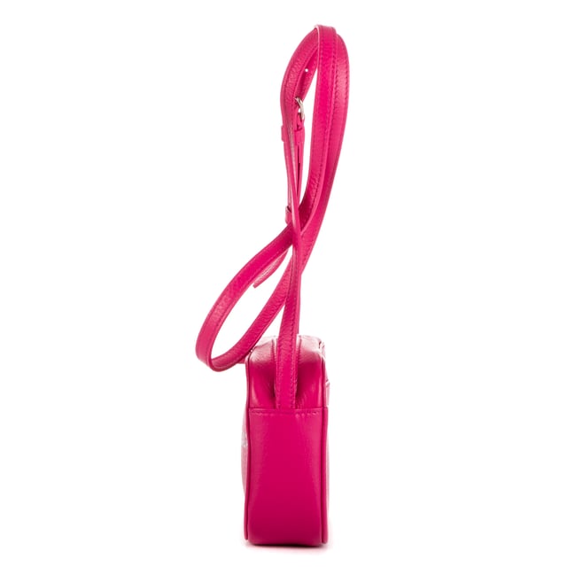 Balenciaga Bolsas Everyday Camera Bag XS Bolso bandolera en Rosa Piel de becerro y Plata hardware. El producto está en en Perfectas Condiciones (AA).
  Dimensiones: 17x12x4 cm 
  Accesorios incluidos: Booklet
    
  BrandCo Paris encuentra artículos raros y en las mejores condiciones a precios increíbles. ¡Vale la pena tener paciencia! Compra con confianza: todos los artículos de BrandCo Paris son seleccionados y autenticados cuidadosamente por nuestro equipo de expertos.
  Todos los artículos vienen con un certificado de autenticidad y un embalaje entregado por BrandCo Paris.
  Tabla de clasificación de la condición del artículo
  N (como nuevo)
  AA (perfecto estado)
  A (excelente estado)
  AB (muy buen estado)
  B (bueno/regular)