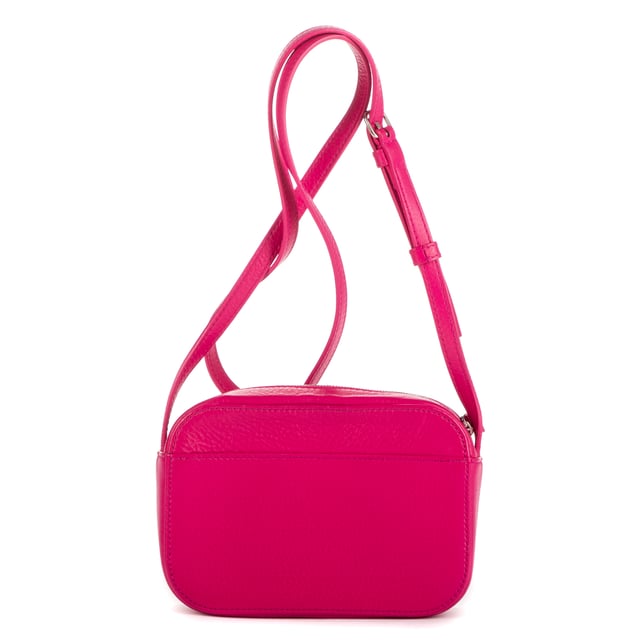 Balenciaga Bolsas Everyday Camera Bag XS Bolso bandolera en Rosa Piel de becerro y Plata hardware. El producto está en en Perfectas Condiciones (AA).
  Dimensiones: 17x12x4 cm 
  Accesorios incluidos: Booklet
    
  BrandCo Paris encuentra artículos raros y en las mejores condiciones a precios increíbles. ¡Vale la pena tener paciencia! Compra con confianza: todos los artículos de BrandCo Paris son seleccionados y autenticados cuidadosamente por nuestro equipo de expertos.
  Todos los artículos vienen con un certificado de autenticidad y un embalaje entregado por BrandCo Paris.
  Tabla de clasificación de la condición del artículo
  N (como nuevo)
  AA (perfecto estado)
  A (excelente estado)
  AB (muy buen estado)
  B (bueno/regular)