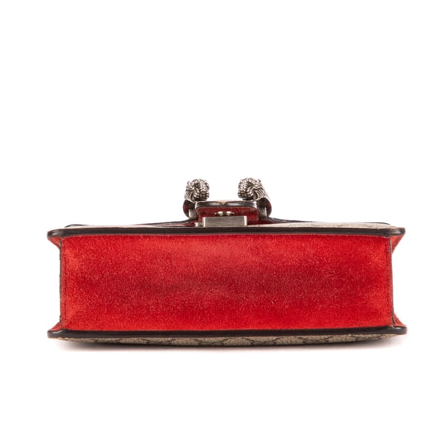 Gucci Bolsas Mini Dionysus  Bolso bandolera en Beige/Rojo Lona recubierta y Plata hardware. El producto está en en Perfectas Condiciones (AA).
  Dimensiones: 20x17x6 cm 
  Accesorios incluidos: None
    
  BrandCo Paris encuentra artículos raros y en las mejores condiciones a precios increíbles. ¡Vale la pena tener paciencia! Compra con confianza: todos los artículos de BrandCo Paris son seleccionados y autenticados cuidadosamente por nuestro equipo de expertos.
  Todos los artículos vienen con un certificado de autenticidad y un embalaje entregado por BrandCo Paris.
  Tabla de clasificación de la condición del artículo
  N (como nuevo)
  AA (perfecto estado)
  A (excelente estado)
  AB (muy buen estado)
  B (bueno/regular)