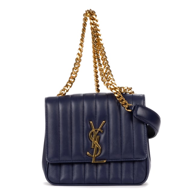 Yves Saint Laurent Bolsas Vicky Chain Flap Crossbody  Bolso bandolera en Azul Oscuro Piel de becerro y Oro hardware. El producto está en en Excelentes Condiciones (A).
  Dimensiones: 20x17x8 cm 
  Accesorios incluidos: Booklet
    
  BrandCo Paris encuentra artículos raros y en las mejores condiciones a precios increíbles. ¡Vale la pena tener paciencia! Compra con confianza: todos los artículos de BrandCo Paris son seleccionados y autenticados cuidadosamente por nuestro equipo de expertos.
  Todos los artículos vienen con un certificado de autenticidad y un embalaje entregado por BrandCo Paris.
  Tabla de clasificación de la condición del artículo
  N (como nuevo)
  AA (perfecto estado)
  A (excelente estado)
  AB (muy buen estado)
  B (bueno/regular)
