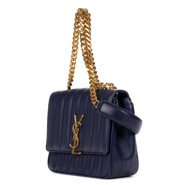 Yves Saint Laurent Bolsas Vicky Chain Flap Crossbody  Bolso bandolera en Azul Oscuro Piel de becerro y Oro hardware. El producto está en en Excelentes Condiciones (A).
  Dimensiones: 20x17x8 cm 
  Accesorios incluidos: Booklet
    
  BrandCo Paris encuentra artículos raros y en las mejores condiciones a precios increíbles. ¡Vale la pena tener paciencia! Compra con confianza: todos los artículos de BrandCo Paris son seleccionados y autenticados cuidadosamente por nuestro equipo de expertos.
  Todos los artículos vienen con un certificado de autenticidad y un embalaje entregado por BrandCo Paris.
  Tabla de clasificación de la condición del artículo
  N (como nuevo)
  AA (perfecto estado)
  A (excelente estado)
  AB (muy buen estado)
  B (bueno/regular)