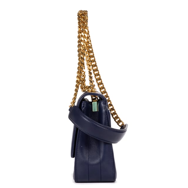 Yves Saint Laurent Bolsas Vicky Chain Flap Crossbody  Bolso bandolera en Azul Oscuro Piel de becerro y Oro hardware. El producto está en en Excelentes Condiciones (A).
  Dimensiones: 20x17x8 cm 
  Accesorios incluidos: Booklet
    
  BrandCo Paris encuentra artículos raros y en las mejores condiciones a precios increíbles. ¡Vale la pena tener paciencia! Compra con confianza: todos los artículos de BrandCo Paris son seleccionados y autenticados cuidadosamente por nuestro equipo de expertos.
  Todos los artículos vienen con un certificado de autenticidad y un embalaje entregado por BrandCo Paris.
  Tabla de clasificación de la condición del artículo
  N (como nuevo)
  AA (perfecto estado)
  A (excelente estado)
  AB (muy buen estado)
  B (bueno/regular)