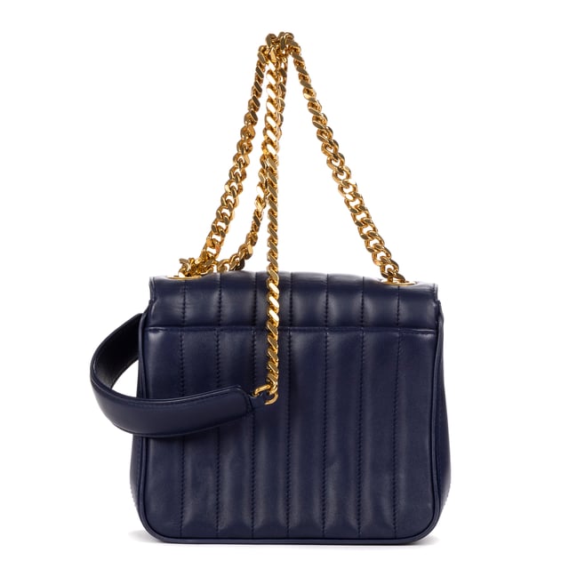 Yves Saint Laurent Bolsas Vicky Chain Flap Crossbody  Bolso bandolera en Azul Oscuro Piel de becerro y Oro hardware. El producto está en en Excelentes Condiciones (A).
  Dimensiones: 20x17x8 cm 
  Accesorios incluidos: Booklet
    
  BrandCo Paris encuentra artículos raros y en las mejores condiciones a precios increíbles. ¡Vale la pena tener paciencia! Compra con confianza: todos los artículos de BrandCo Paris son seleccionados y autenticados cuidadosamente por nuestro equipo de expertos.
  Todos los artículos vienen con un certificado de autenticidad y un embalaje entregado por BrandCo Paris.
  Tabla de clasificación de la condición del artículo
  N (como nuevo)
  AA (perfecto estado)
  A (excelente estado)
  AB (muy buen estado)
  B (bueno/regular)