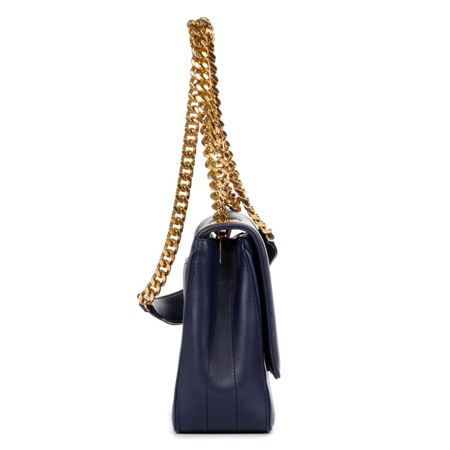 Yves Saint Laurent Bolsas Vicky Chain Flap Crossbody  Bolso bandolera en Azul Oscuro Piel de becerro y Oro hardware. El producto está en en Excelentes Condiciones (A).
  Dimensiones: 20x17x8 cm 
  Accesorios incluidos: Booklet
    
  BrandCo Paris encuentra artículos raros y en las mejores condiciones a precios increíbles. ¡Vale la pena tener paciencia! Compra con confianza: todos los artículos de BrandCo Paris son seleccionados y autenticados cuidadosamente por nuestro equipo de expertos.
  Todos los artículos vienen con un certificado de autenticidad y un embalaje entregado por BrandCo Paris.
  Tabla de clasificación de la condición del artículo
  N (como nuevo)
  AA (perfecto estado)
  A (excelente estado)
  AB (muy buen estado)
  B (bueno/regular)