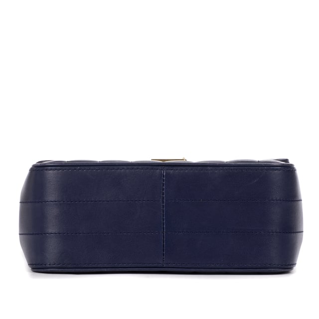 Yves Saint Laurent Bolsas Vicky Chain Flap Crossbody  Bolso bandolera en Azul Oscuro Piel de becerro y Oro hardware. El producto está en en Excelentes Condiciones (A).
  Dimensiones: 20x17x8 cm 
  Accesorios incluidos: Booklet
    
  BrandCo Paris encuentra artículos raros y en las mejores condiciones a precios increíbles. ¡Vale la pena tener paciencia! Compra con confianza: todos los artículos de BrandCo Paris son seleccionados y autenticados cuidadosamente por nuestro equipo de expertos.
  Todos los artículos vienen con un certificado de autenticidad y un embalaje entregado por BrandCo Paris.
  Tabla de clasificación de la condición del artículo
  N (como nuevo)
  AA (perfecto estado)
  A (excelente estado)
  AB (muy buen estado)
  B (bueno/regular)