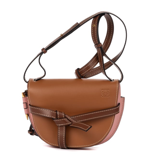 Loewe Bolsas Small Gate  Bolso bandolera en Marrón/Rosa Piel de becerro y Oro hardware. El producto está en Como Nuevo (N).
  Dimensiones: 27x18x12 cm 
  Accesorios incluidos: None
    
  BrandCo Paris encuentra artículos raros y en las mejores condiciones a precios increíbles. ¡Vale la pena tener paciencia! Compra con confianza: todos los artículos de BrandCo Paris son seleccionados y autenticados cuidadosamente por nuestro equipo de expertos.
  Todos los artículos vienen con un certificado de autenticidad y un embalaje entregado por BrandCo Paris.
  Tabla de clasificación de la condición del artículo
  N (como nuevo)
  AA (perfecto estado)
  A (excelente estado)
  AB (muy buen estado)
  B (bueno/regular)