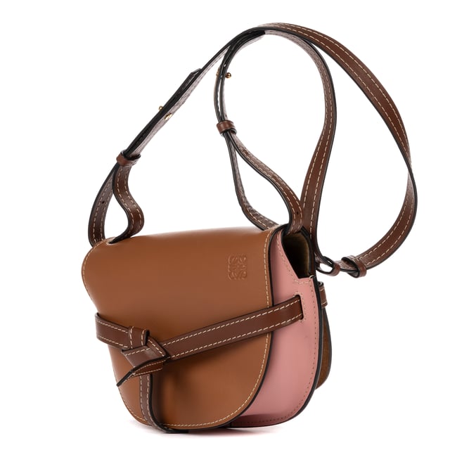 Loewe Bolsas Small Gate  Bolso bandolera en Marrón/Rosa Piel de becerro y Oro hardware. El producto está en Como Nuevo (N).
  Dimensiones: 27x18x12 cm 
  Accesorios incluidos: None
    
  BrandCo Paris encuentra artículos raros y en las mejores condiciones a precios increíbles. ¡Vale la pena tener paciencia! Compra con confianza: todos los artículos de BrandCo Paris son seleccionados y autenticados cuidadosamente por nuestro equipo de expertos.
  Todos los artículos vienen con un certificado de autenticidad y un embalaje entregado por BrandCo Paris.
  Tabla de clasificación de la condición del artículo
  N (como nuevo)
  AA (perfecto estado)
  A (excelente estado)
  AB (muy buen estado)
  B (bueno/regular)