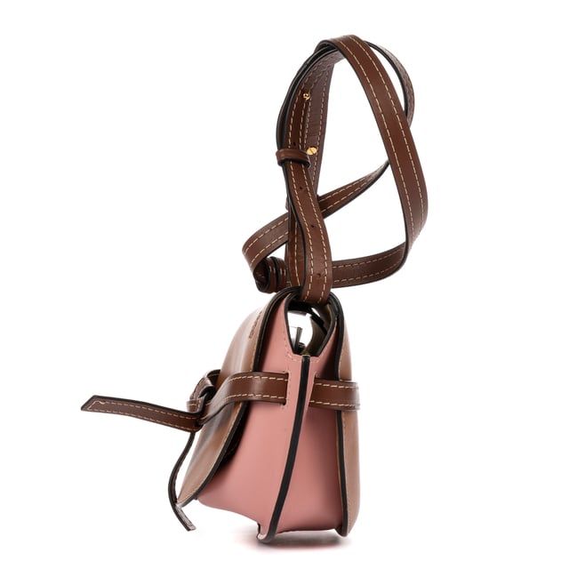 Loewe Bolsas Small Gate  Bolso bandolera en Marrón/Rosa Piel de becerro y Oro hardware. El producto está en Como Nuevo (N).
  Dimensiones: 27x18x12 cm 
  Accesorios incluidos: None
    
  BrandCo Paris encuentra artículos raros y en las mejores condiciones a precios increíbles. ¡Vale la pena tener paciencia! Compra con confianza: todos los artículos de BrandCo Paris son seleccionados y autenticados cuidadosamente por nuestro equipo de expertos.
  Todos los artículos vienen con un certificado de autenticidad y un embalaje entregado por BrandCo Paris.
  Tabla de clasificación de la condición del artículo
  N (como nuevo)
  AA (perfecto estado)
  A (excelente estado)
  AB (muy buen estado)
  B (bueno/regular)