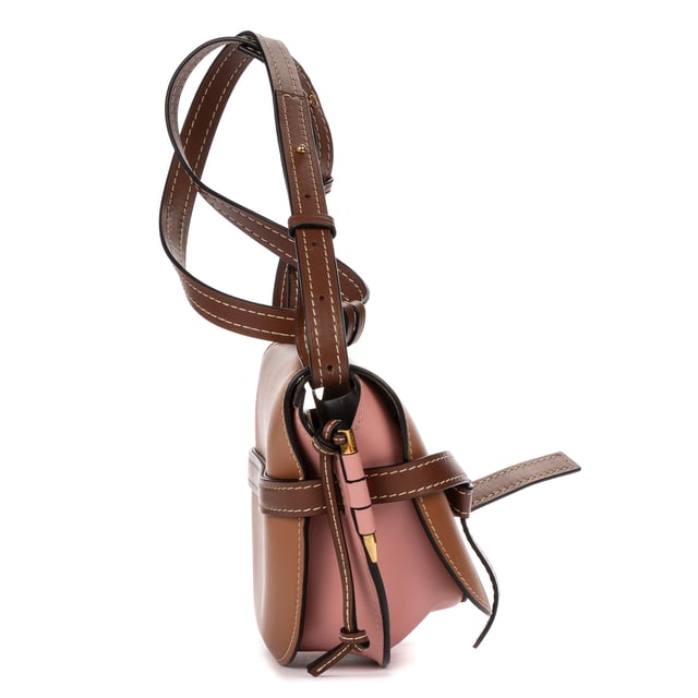 Loewe Bolsas Small Gate  Bolso bandolera en Marrón/Rosa Piel de becerro y Oro hardware. El producto está en Como Nuevo (N).
  Dimensiones: 27x18x12 cm 
  Accesorios incluidos: None
    
  BrandCo Paris encuentra artículos raros y en las mejores condiciones a precios increíbles. ¡Vale la pena tener paciencia! Compra con confianza: todos los artículos de BrandCo Paris son seleccionados y autenticados cuidadosamente por nuestro equipo de expertos.
  Todos los artículos vienen con un certificado de autenticidad y un embalaje entregado por BrandCo Paris.
  Tabla de clasificación de la condición del artículo
  N (como nuevo)
  AA (perfecto estado)
  A (excelente estado)
  AB (muy buen estado)
  B (bueno/regular)