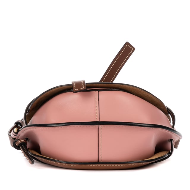 Loewe Bolsas Small Gate  Bolso bandolera en Marrón/Rosa Piel de becerro y Oro hardware. El producto está en Como Nuevo (N).
  Dimensiones: 27x18x12 cm 
  Accesorios incluidos: None
    
  BrandCo Paris encuentra artículos raros y en las mejores condiciones a precios increíbles. ¡Vale la pena tener paciencia! Compra con confianza: todos los artículos de BrandCo Paris son seleccionados y autenticados cuidadosamente por nuestro equipo de expertos.
  Todos los artículos vienen con un certificado de autenticidad y un embalaje entregado por BrandCo Paris.
  Tabla de clasificación de la condición del artículo
  N (como nuevo)
  AA (perfecto estado)
  A (excelente estado)
  AB (muy buen estado)
  B (bueno/regular)
