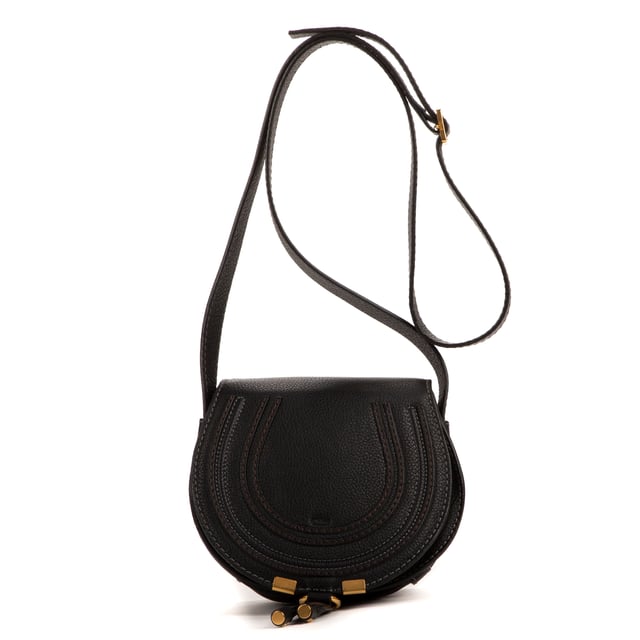 Chloe Tassen Marcie  Schoudertas in de Zwart Kalfsleer in de Goud  hardware. Het product is in In Perfecte Staat (AA).
  Afmetingen: 20x15x5 cm 
  Inclusief accessoires: Dustbag
      
  BrandCo Paris vindt zeldzame artikelen in de beste staat voor ongelooflijke prijzen. Het is de moeite waard om geduldig te zijn! Koop met vertrouwen: alle artikelen van BrandCo Paris worden zorgvuldig geselecteerd en geverifieerd door ons team van experts.

  Alle artikelen worden geleverd met een certificaat van echtheid en verpakt door BrandCo Paris.

  Classificatietabel voor de conditie van het artikel:

  N (als nieuw)
  AA (perfecte staat)
  A (uitstekende staat)
  AB (zeer goede staat)
  B (goede/redelijke staat)