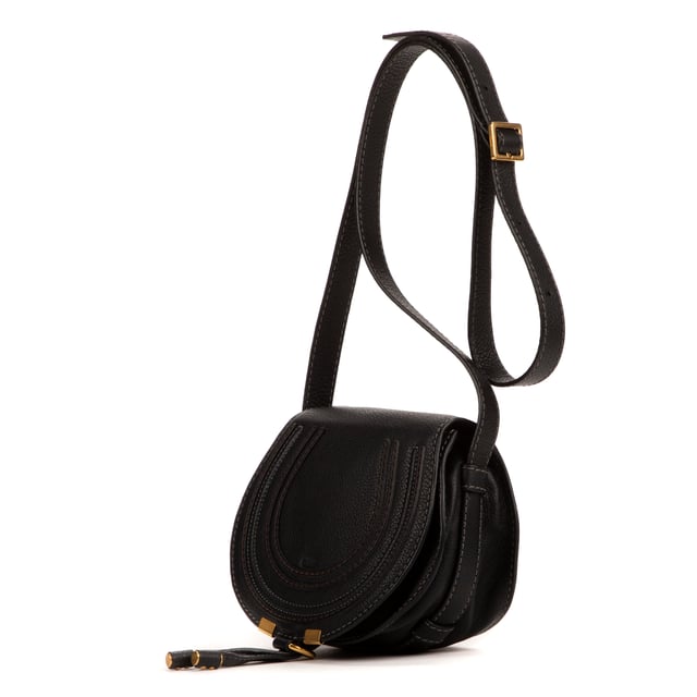 Chloe Tassen Marcie  Schoudertas in de Zwart Kalfsleer in de Goud  hardware. Het product is in In Perfecte Staat (AA).
  Afmetingen: 20x15x5 cm 
  Inclusief accessoires: Dustbag
      
  BrandCo Paris vindt zeldzame artikelen in de beste staat voor ongelooflijke prijzen. Het is de moeite waard om geduldig te zijn! Koop met vertrouwen: alle artikelen van BrandCo Paris worden zorgvuldig geselecteerd en geverifieerd door ons team van experts.

  Alle artikelen worden geleverd met een certificaat van echtheid en verpakt door BrandCo Paris.

  Classificatietabel voor de conditie van het artikel:

  N (als nieuw)
  AA (perfecte staat)
  A (uitstekende staat)
  AB (zeer goede staat)
  B (goede/redelijke staat)