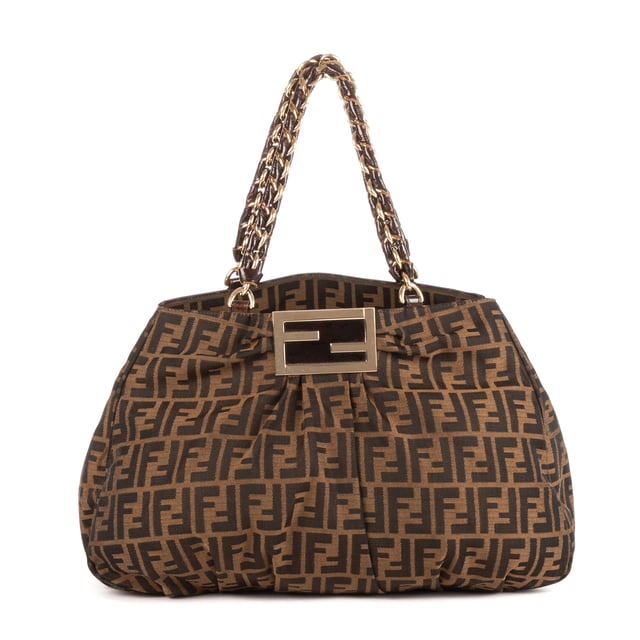 Fendi Bolsas Large Mia Tote  Bolso bandolera en Marrón Lienzo y Oro hardware. El producto está en en Muy Buenas Condiciones (AB).
  Dimensiones: 38x30x10 cm 
  Accesorios incluidos: Dustbag
    
  BrandCo Paris encuentra artículos raros y en las mejores condiciones a precios increíbles. ¡Vale la pena tener paciencia! Compra con confianza: todos los artículos de BrandCo Paris son seleccionados y autenticados cuidadosamente por nuestro equipo de expertos.
  Todos los artículos vienen con un certificado de autenticidad y un embalaje entregado por BrandCo Paris.
  Tabla de clasificación de la condición del artículo
  N (como nuevo)
  AA (perfecto estado)
  A (excelente estado)
  AB (muy buen estado)
  B (bueno/regular)