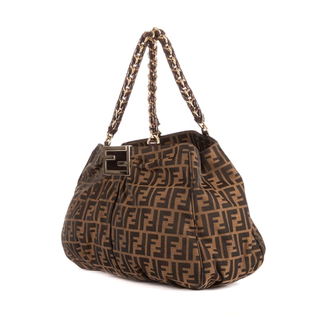 Fendi Bolsas Large Mia Tote  Bolso bandolera en Marrón Lienzo y Oro hardware. El producto está en en Muy Buenas Condiciones (AB).
  Dimensiones: 38x30x10 cm 
  Accesorios incluidos: Dustbag
    
  BrandCo Paris encuentra artículos raros y en las mejores condiciones a precios increíbles. ¡Vale la pena tener paciencia! Compra con confianza: todos los artículos de BrandCo Paris son seleccionados y autenticados cuidadosamente por nuestro equipo de expertos.
  Todos los artículos vienen con un certificado de autenticidad y un embalaje entregado por BrandCo Paris.
  Tabla de clasificación de la condición del artículo
  N (como nuevo)
  AA (perfecto estado)
  A (excelente estado)
  AB (muy buen estado)
  B (bueno/regular)