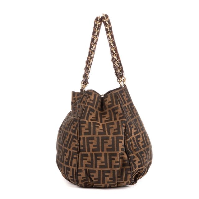 Fendi Bolsas Large Mia Tote  Bolso bandolera en Marrón Lienzo y Oro hardware. El producto está en en Muy Buenas Condiciones (AB).
  Dimensiones: 38x30x10 cm 
  Accesorios incluidos: Dustbag
    
  BrandCo Paris encuentra artículos raros y en las mejores condiciones a precios increíbles. ¡Vale la pena tener paciencia! Compra con confianza: todos los artículos de BrandCo Paris son seleccionados y autenticados cuidadosamente por nuestro equipo de expertos.
  Todos los artículos vienen con un certificado de autenticidad y un embalaje entregado por BrandCo Paris.
  Tabla de clasificación de la condición del artículo
  N (como nuevo)
  AA (perfecto estado)
  A (excelente estado)
  AB (muy buen estado)
  B (bueno/regular)