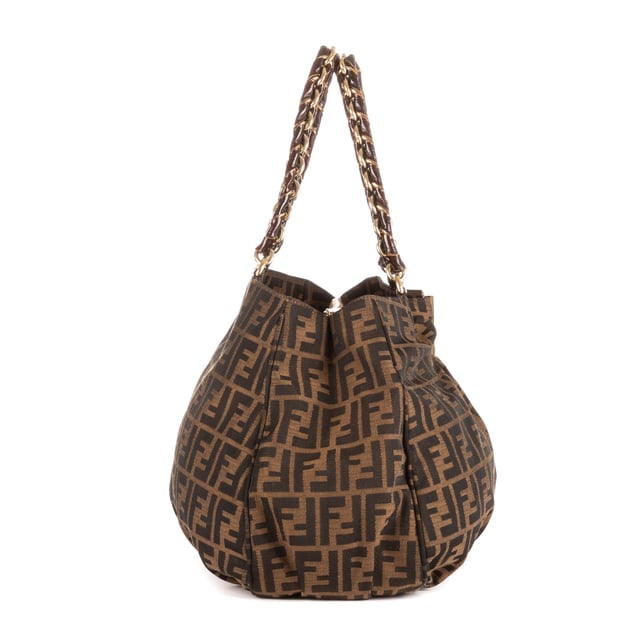 Fendi Bolsas Large Mia Tote  Bolso bandolera en Marrón Lienzo y Oro hardware. El producto está en en Muy Buenas Condiciones (AB).
  Dimensiones: 38x30x10 cm 
  Accesorios incluidos: Dustbag
    
  BrandCo Paris encuentra artículos raros y en las mejores condiciones a precios increíbles. ¡Vale la pena tener paciencia! Compra con confianza: todos los artículos de BrandCo Paris son seleccionados y autenticados cuidadosamente por nuestro equipo de expertos.
  Todos los artículos vienen con un certificado de autenticidad y un embalaje entregado por BrandCo Paris.
  Tabla de clasificación de la condición del artículo
  N (como nuevo)
  AA (perfecto estado)
  A (excelente estado)
  AB (muy buen estado)
  B (bueno/regular)