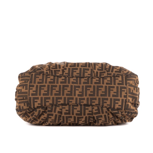 Fendi Bolsas Large Mia Tote  Bolso bandolera en Marrón Lienzo y Oro hardware. El producto está en en Muy Buenas Condiciones (AB).
  Dimensiones: 38x30x10 cm 
  Accesorios incluidos: Dustbag
    
  BrandCo Paris encuentra artículos raros y en las mejores condiciones a precios increíbles. ¡Vale la pena tener paciencia! Compra con confianza: todos los artículos de BrandCo Paris son seleccionados y autenticados cuidadosamente por nuestro equipo de expertos.
  Todos los artículos vienen con un certificado de autenticidad y un embalaje entregado por BrandCo Paris.
  Tabla de clasificación de la condición del artículo
  N (como nuevo)
  AA (perfecto estado)
  A (excelente estado)
  AB (muy buen estado)
  B (bueno/regular)