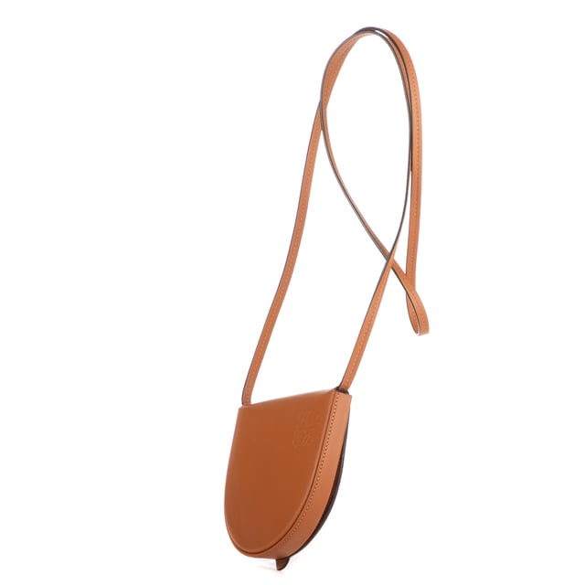 Loewe Bolsas Mini Crossbody Pouch  Bolso bandolera en Marrón Piel de becerro y Ninguno hardware. El producto está en Como Nuevo (N).
  Dimensiones: 11x12x1 cm 
  Accesorios incluidos: "Booklet, Dustbag, Box"
    
  BrandCo Paris encuentra artículos raros y en las mejores condiciones a precios increíbles. ¡Vale la pena tener paciencia! Compra con confianza: todos los artículos de BrandCo Paris son seleccionados y autenticados cuidadosamente por nuestro equipo de expertos.
  Todos los artículos vienen con un certificado de autenticidad y un embalaje entregado por BrandCo Paris.
  Tabla de clasificación de la condición del artículo
  N (como nuevo)
  AA (perfecto estado)
  A (excelente estado)
  AB (muy buen estado)
  B (bueno/regular)