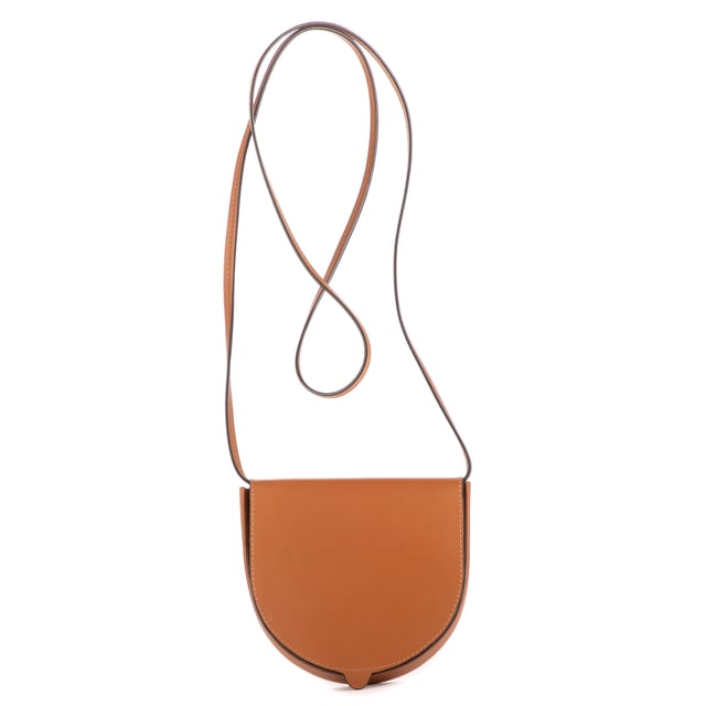 Loewe Bolsas Mini Crossbody Pouch  Bolso bandolera en Marrón Piel de becerro y Ninguno hardware. El producto está en Como Nuevo (N).
  Dimensiones: 11x12x1 cm 
  Accesorios incluidos: "Booklet, Dustbag, Box"
    
  BrandCo Paris encuentra artículos raros y en las mejores condiciones a precios increíbles. ¡Vale la pena tener paciencia! Compra con confianza: todos los artículos de BrandCo Paris son seleccionados y autenticados cuidadosamente por nuestro equipo de expertos.
  Todos los artículos vienen con un certificado de autenticidad y un embalaje entregado por BrandCo Paris.
  Tabla de clasificación de la condición del artículo
  N (como nuevo)
  AA (perfecto estado)
  A (excelente estado)
  AB (muy buen estado)
  B (bueno/regular)