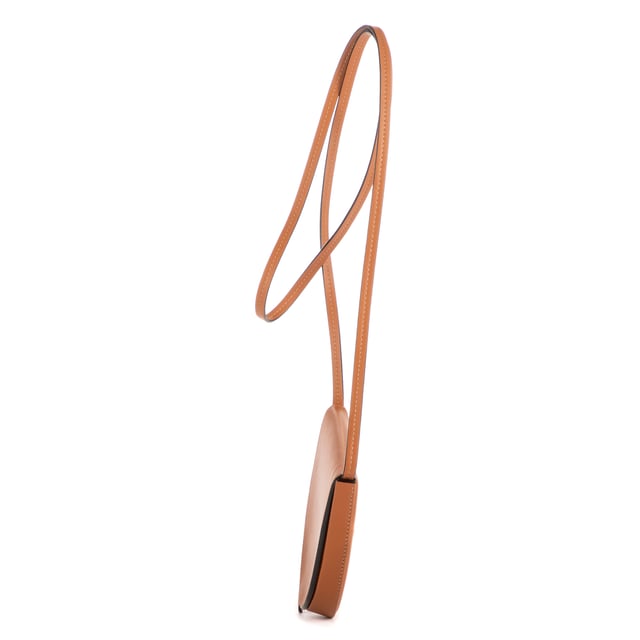 Loewe Bolsas Mini Crossbody Pouch  Bolso bandolera en Marrón Piel de becerro y Ninguno hardware. El producto está en Como Nuevo (N).
  Dimensiones: 11x12x1 cm 
  Accesorios incluidos: "Booklet, Dustbag, Box"
    
  BrandCo Paris encuentra artículos raros y en las mejores condiciones a precios increíbles. ¡Vale la pena tener paciencia! Compra con confianza: todos los artículos de BrandCo Paris son seleccionados y autenticados cuidadosamente por nuestro equipo de expertos.
  Todos los artículos vienen con un certificado de autenticidad y un embalaje entregado por BrandCo Paris.
  Tabla de clasificación de la condición del artículo
  N (como nuevo)
  AA (perfecto estado)
  A (excelente estado)
  AB (muy buen estado)
  B (bueno/regular)