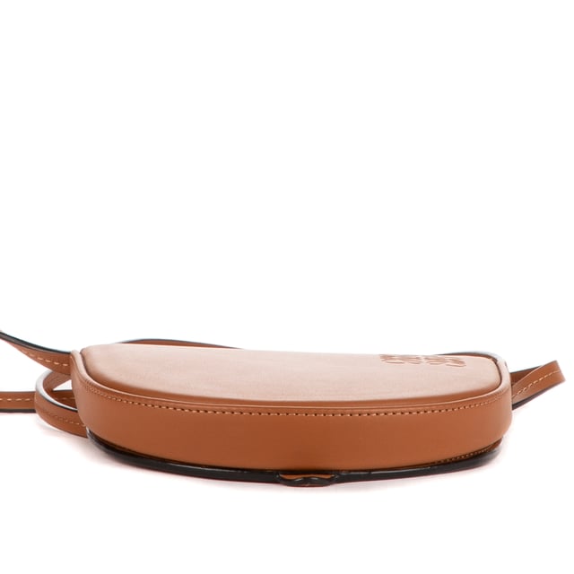 Loewe Bolsas Mini Crossbody Pouch  Bolso bandolera en Marrón Piel de becerro y Ninguno hardware. El producto está en Como Nuevo (N).
  Dimensiones: 11x12x1 cm 
  Accesorios incluidos: "Booklet, Dustbag, Box"
    
  BrandCo Paris encuentra artículos raros y en las mejores condiciones a precios increíbles. ¡Vale la pena tener paciencia! Compra con confianza: todos los artículos de BrandCo Paris son seleccionados y autenticados cuidadosamente por nuestro equipo de expertos.
  Todos los artículos vienen con un certificado de autenticidad y un embalaje entregado por BrandCo Paris.
  Tabla de clasificación de la condición del artículo
  N (como nuevo)
  AA (perfecto estado)
  A (excelente estado)
  AB (muy buen estado)
  B (bueno/regular)