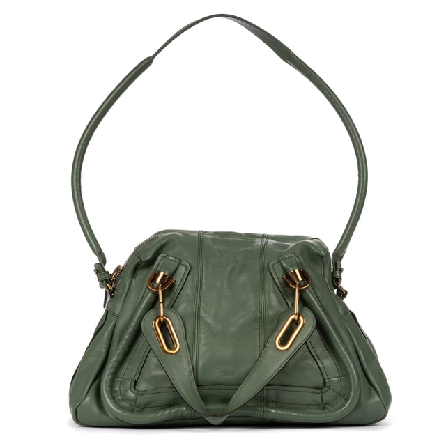 Chloe Bolsas Paraty  Bolso bandolera en Gris Piel de becerro y Oro hardware. El producto está en en Perfectas Condiciones (AA).
  Dimensiones: 36x27x20 cm 
  Accesorios incluidos: Removable Strap
    
  BrandCo Paris encuentra artículos raros y en las mejores condiciones a precios increíbles. ¡Vale la pena tener paciencia! Compra con confianza: todos los artículos de BrandCo Paris son seleccionados y autenticados cuidadosamente por nuestro equipo de expertos.
  Todos los artículos vienen con un certificado de autenticidad y un embalaje entregado por BrandCo Paris.
  Tabla de clasificación de la condición del artículo
  N (como nuevo)
  AA (perfecto estado)
  A (excelente estado)
  AB (muy buen estado)
  B (bueno/regular)