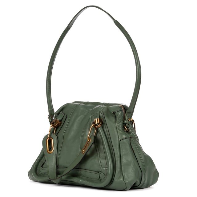 Chloe Bolsas Paraty  Bolso bandolera en Gris Piel de becerro y Oro hardware. El producto está en en Perfectas Condiciones (AA).
  Dimensiones: 36x27x20 cm 
  Accesorios incluidos: Removable Strap
    
  BrandCo Paris encuentra artículos raros y en las mejores condiciones a precios increíbles. ¡Vale la pena tener paciencia! Compra con confianza: todos los artículos de BrandCo Paris son seleccionados y autenticados cuidadosamente por nuestro equipo de expertos.
  Todos los artículos vienen con un certificado de autenticidad y un embalaje entregado por BrandCo Paris.
  Tabla de clasificación de la condición del artículo
  N (como nuevo)
  AA (perfecto estado)
  A (excelente estado)
  AB (muy buen estado)
  B (bueno/regular)