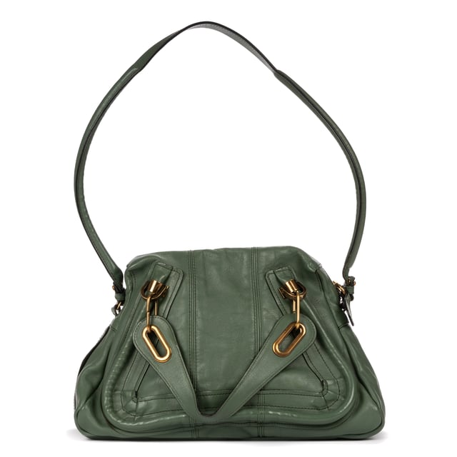 Chloe Bolsas Paraty  Bolso bandolera en Gris Piel de becerro y Oro hardware. El producto está en en Perfectas Condiciones (AA).
  Dimensiones: 36x27x20 cm 
  Accesorios incluidos: Removable Strap
    
  BrandCo Paris encuentra artículos raros y en las mejores condiciones a precios increíbles. ¡Vale la pena tener paciencia! Compra con confianza: todos los artículos de BrandCo Paris son seleccionados y autenticados cuidadosamente por nuestro equipo de expertos.
  Todos los artículos vienen con un certificado de autenticidad y un embalaje entregado por BrandCo Paris.
  Tabla de clasificación de la condición del artículo
  N (como nuevo)
  AA (perfecto estado)
  A (excelente estado)
  AB (muy buen estado)
  B (bueno/regular)