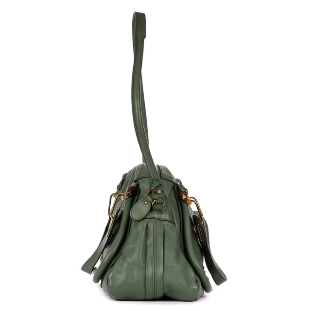 Chloe Bolsas Paraty  Bolso bandolera en Gris Piel de becerro y Oro hardware. El producto está en en Perfectas Condiciones (AA).
  Dimensiones: 36x27x20 cm 
  Accesorios incluidos: Removable Strap
    
  BrandCo Paris encuentra artículos raros y en las mejores condiciones a precios increíbles. ¡Vale la pena tener paciencia! Compra con confianza: todos los artículos de BrandCo Paris son seleccionados y autenticados cuidadosamente por nuestro equipo de expertos.
  Todos los artículos vienen con un certificado de autenticidad y un embalaje entregado por BrandCo Paris.
  Tabla de clasificación de la condición del artículo
  N (como nuevo)
  AA (perfecto estado)
  A (excelente estado)
  AB (muy buen estado)
  B (bueno/regular)