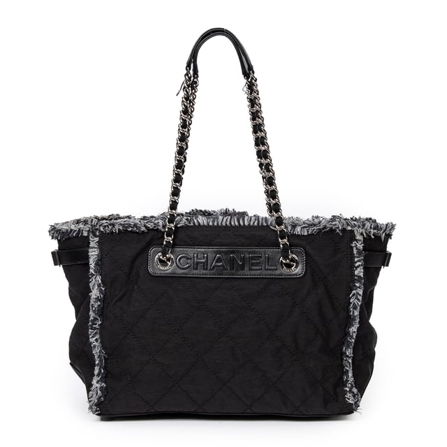 Chanel Bolsas Horizontal Tweed Fringe Chain Tote  Bolso bandolera en Negro Lienzo y Plata hardware. El producto está en en Muy Buenas Condiciones (AB).
  Dimensiones: 35x26x15 cm 
  Accesorios incluidos: sticker
    
  BrandCo Paris encuentra artículos raros y en las mejores condiciones a precios increíbles. ¡Vale la pena tener paciencia! Compra con confianza: todos los artículos de BrandCo Paris son seleccionados y autenticados cuidadosamente por nuestro equipo de expertos.
  Todos los artículos vienen con un certificado de autenticidad y un embalaje entregado por BrandCo Paris.
  Tabla de clasificación de la condición del artículo
  N (como nuevo)
  AA (perfecto estado)
  A (excelente estado)
  AB (muy buen estado)
  B (bueno/regular)