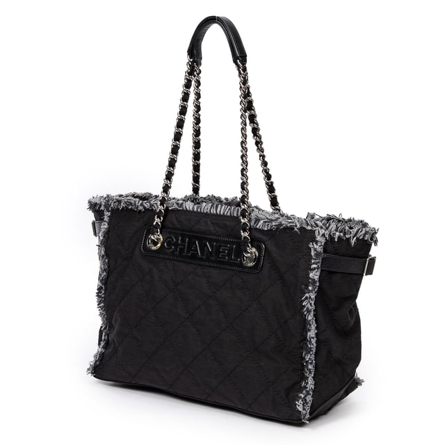Chanel Bolsas Horizontal Tweed Fringe Chain Tote  Bolso bandolera en Negro Lienzo y Plata hardware. El producto está en en Muy Buenas Condiciones (AB).
  Dimensiones: 35x26x15 cm 
  Accesorios incluidos: sticker
    
  BrandCo Paris encuentra artículos raros y en las mejores condiciones a precios increíbles. ¡Vale la pena tener paciencia! Compra con confianza: todos los artículos de BrandCo Paris son seleccionados y autenticados cuidadosamente por nuestro equipo de expertos.
  Todos los artículos vienen con un certificado de autenticidad y un embalaje entregado por BrandCo Paris.
  Tabla de clasificación de la condición del artículo
  N (como nuevo)
  AA (perfecto estado)
  A (excelente estado)
  AB (muy buen estado)
  B (bueno/regular)
