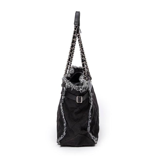 Chanel Bolsas Horizontal Tweed Fringe Chain Tote  Bolso bandolera en Negro Lienzo y Plata hardware. El producto está en en Muy Buenas Condiciones (AB).
  Dimensiones: 35x26x15 cm 
  Accesorios incluidos: sticker
    
  BrandCo Paris encuentra artículos raros y en las mejores condiciones a precios increíbles. ¡Vale la pena tener paciencia! Compra con confianza: todos los artículos de BrandCo Paris son seleccionados y autenticados cuidadosamente por nuestro equipo de expertos.
  Todos los artículos vienen con un certificado de autenticidad y un embalaje entregado por BrandCo Paris.
  Tabla de clasificación de la condición del artículo
  N (como nuevo)
  AA (perfecto estado)
  A (excelente estado)
  AB (muy buen estado)
  B (bueno/regular)