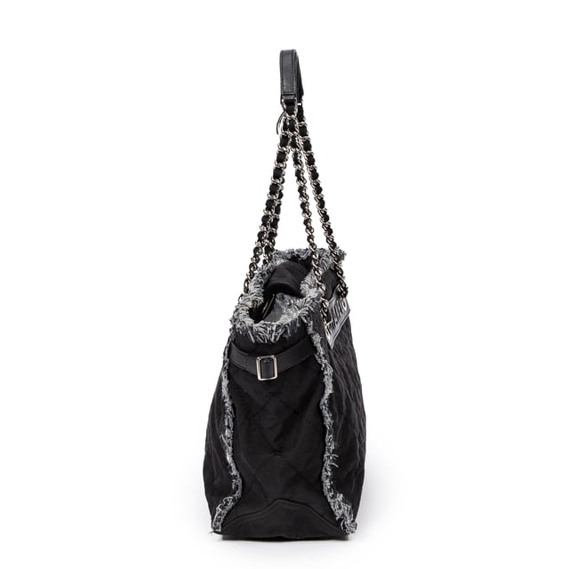 Chanel Bolsas Horizontal Tweed Fringe Chain Tote  Bolso bandolera en Negro Lienzo y Plata hardware. El producto está en en Muy Buenas Condiciones (AB).
  Dimensiones: 35x26x15 cm 
  Accesorios incluidos: sticker
    
  BrandCo Paris encuentra artículos raros y en las mejores condiciones a precios increíbles. ¡Vale la pena tener paciencia! Compra con confianza: todos los artículos de BrandCo Paris son seleccionados y autenticados cuidadosamente por nuestro equipo de expertos.
  Todos los artículos vienen con un certificado de autenticidad y un embalaje entregado por BrandCo Paris.
  Tabla de clasificación de la condición del artículo
  N (como nuevo)
  AA (perfecto estado)
  A (excelente estado)
  AB (muy buen estado)
  B (bueno/regular)